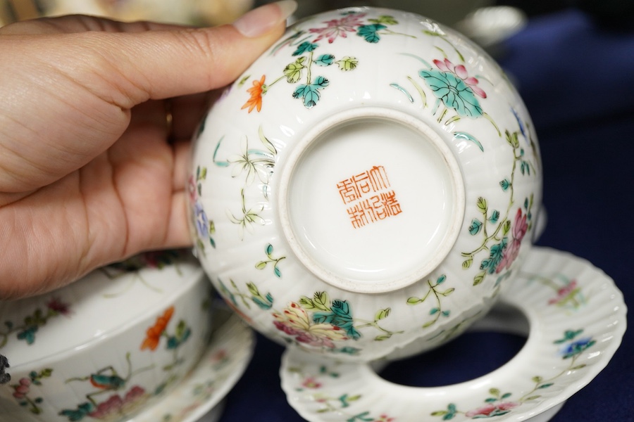 A pair of Chinese bowls, covers on stands, 9.5cm high